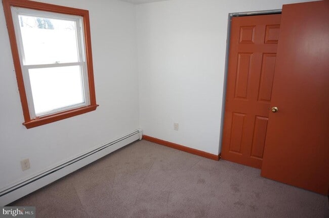 Building Photo - 250 E Chestnut St