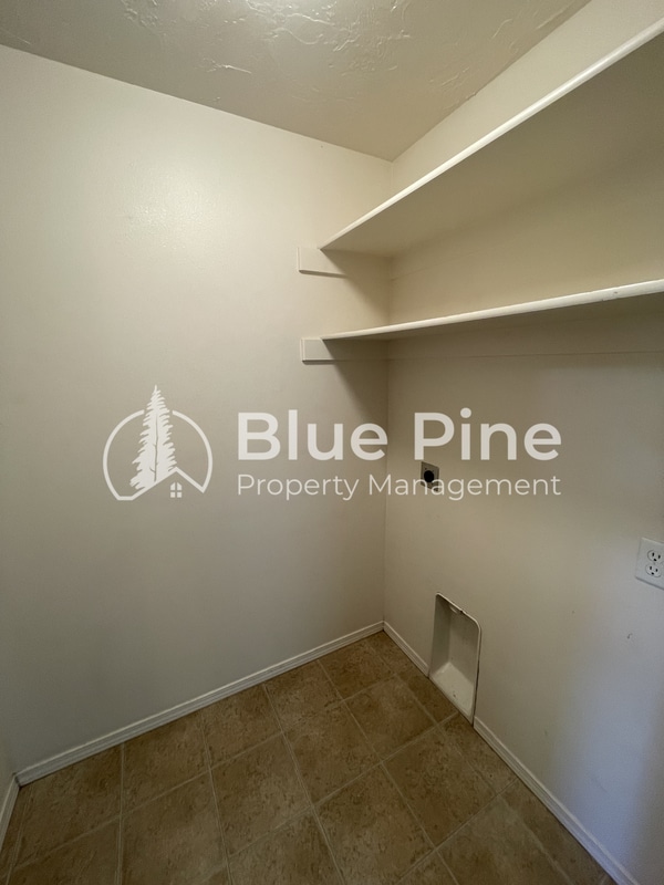 Building Photo - 345 S Byron Ave
