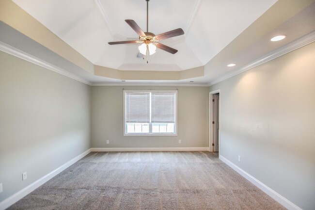 Building Photo - Pet Friendly Four Bedroom in Rossview!