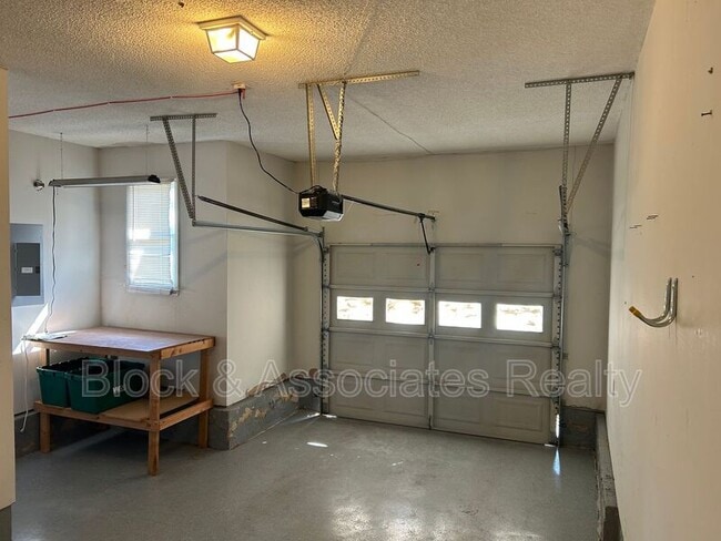 Building Photo - 6088 Yeaton Glen Dr