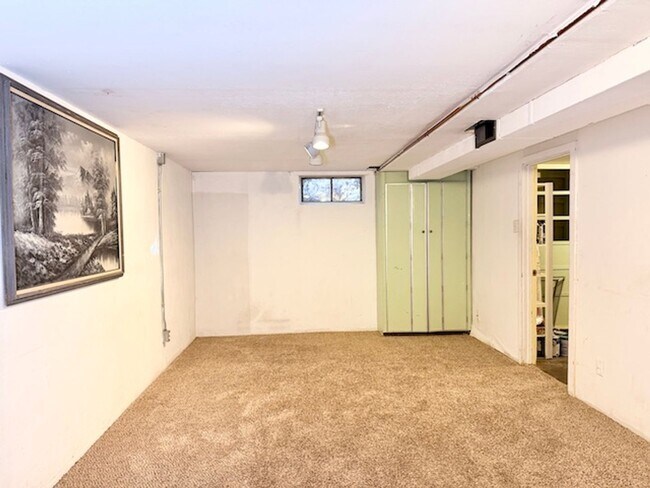 Building Photo - DEC RENT FREE FOR A LEASE STARTING BY NOV 15TH! - BRICK HOME WITH FINISHED BASEMENT