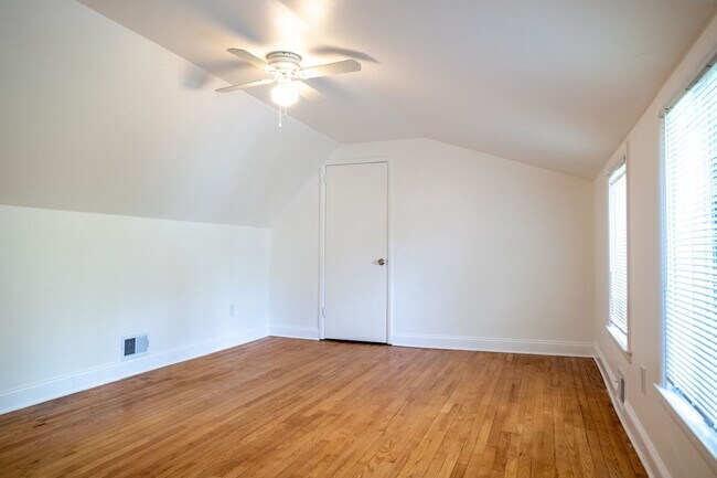 Building Photo - 10000 Kinross Ave