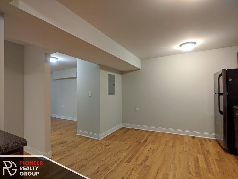 Building Photo - 1126 W Oakdale Ave