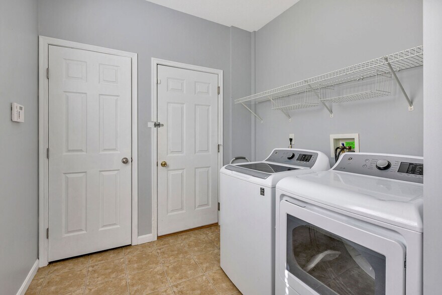 Building Photo - 1441 Laurel Park Dr