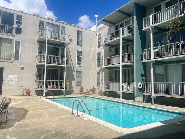 Building Photo - 811 York St