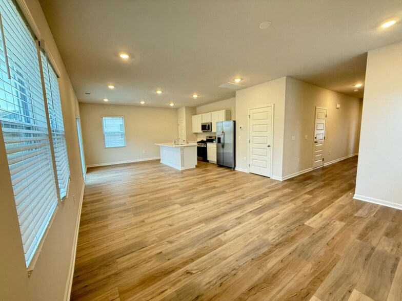 Building Photo - 600 Lyness Dr