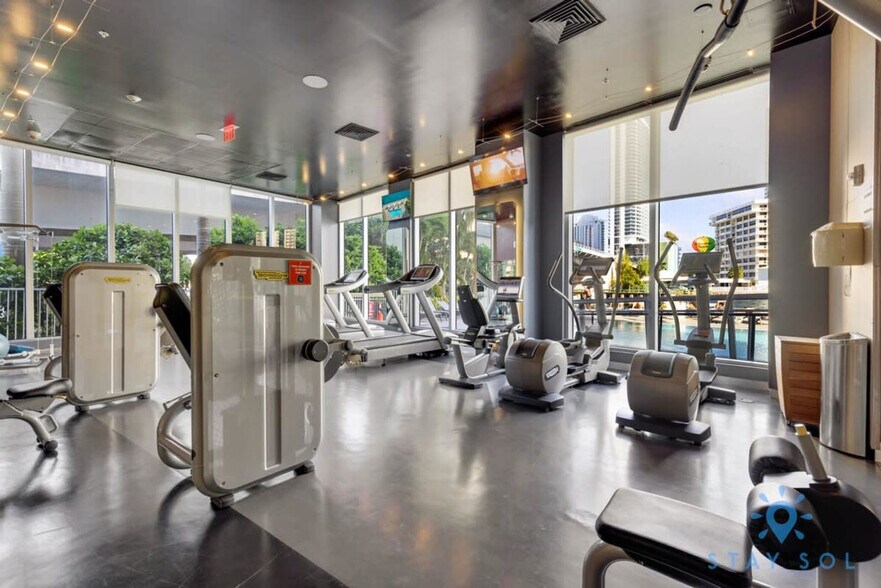 Building Photo - 2602 E Hallandale Beach Blvd