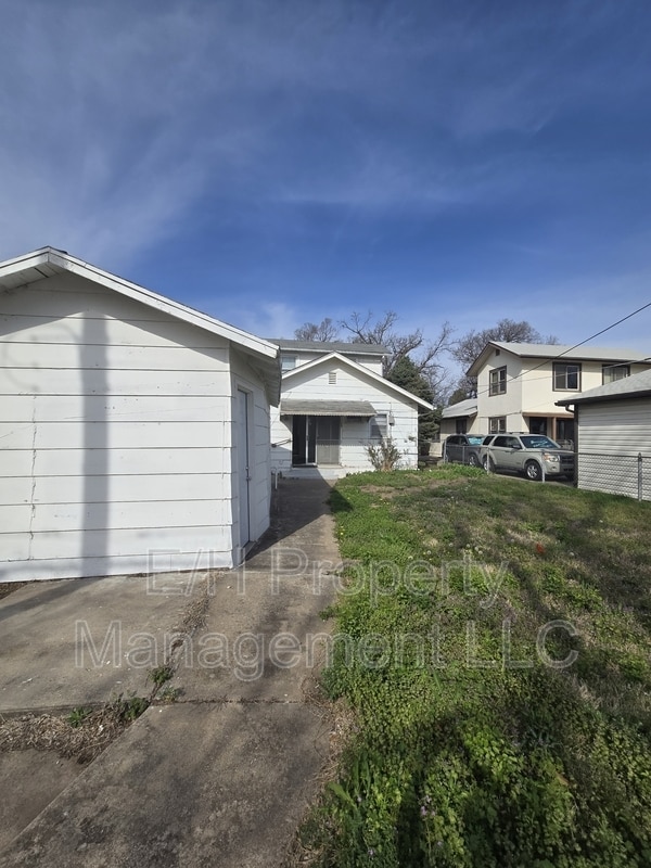 Building Photo - 526 N Martinson Ave