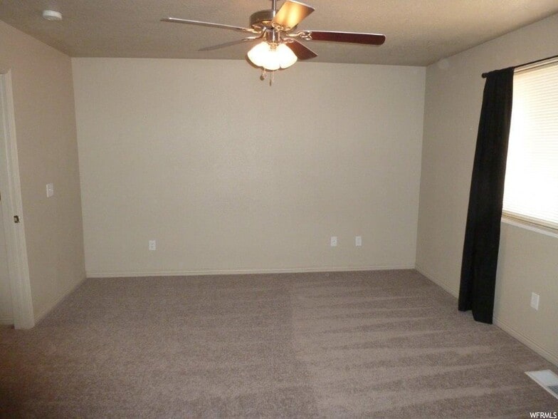 Master bedroom with en-suite bathroom - 1000 E Bluffview Dr