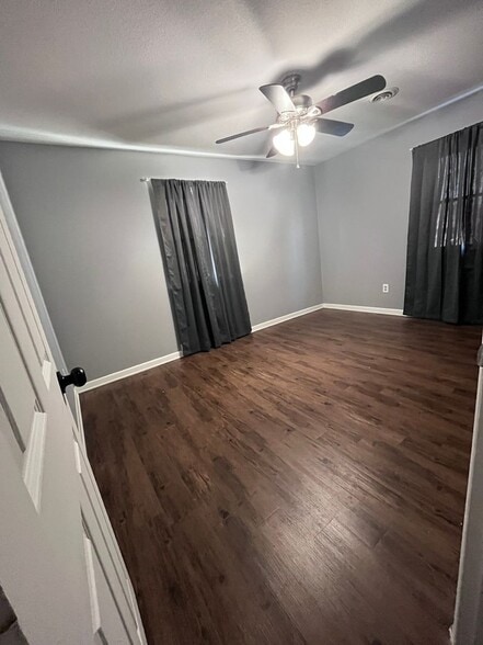 Building Photo - 122 N Plains Dr