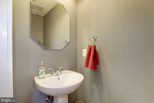 Building Photo - 930 N Columbus St