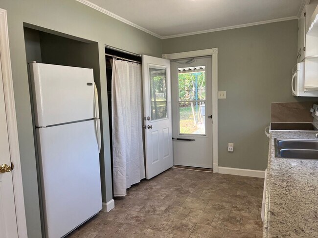 Building Photo - Three bedroom, 1 bath house in Burlington