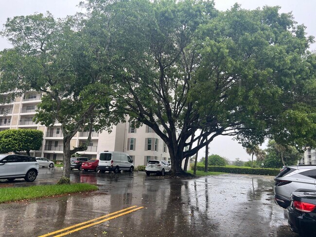 Building Photo - 3300 N Palm Aire Dr