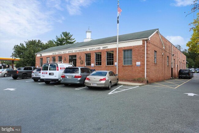 Building Photo - 421 Christopher Ave