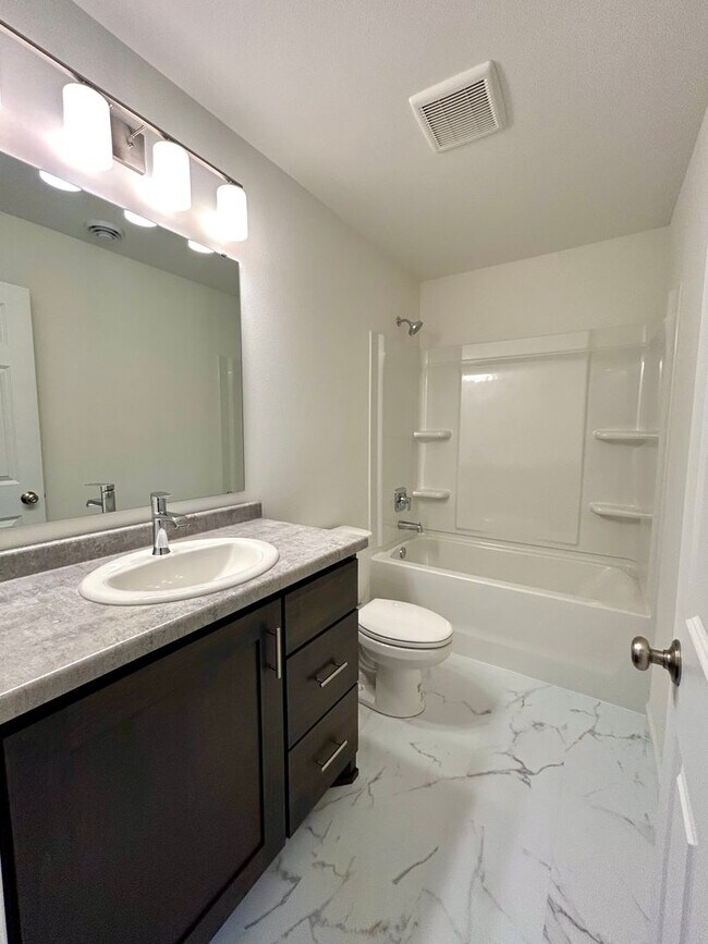 Building Photo - Spacious & Stylish 4-Bed Home with Modern Finishes and Attached 2-Stall Garage