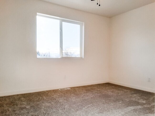 Building Photo - NEW 2 BED / 1.5 BATH TOWNHOME