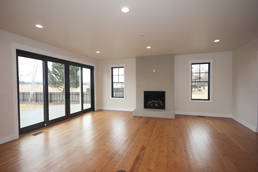 Building Photo - 1023 Creekview Dr