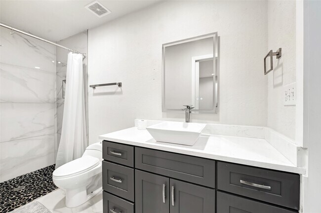 Building Photo - 22406 Fincastle Dr