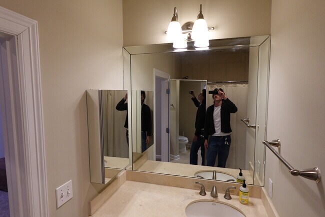 Building Photo - 914 Main St