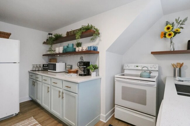 Building Photo - Historic Downtown Lake Geneva Carriage House – Available for Monthly & Mid-Term Rentals