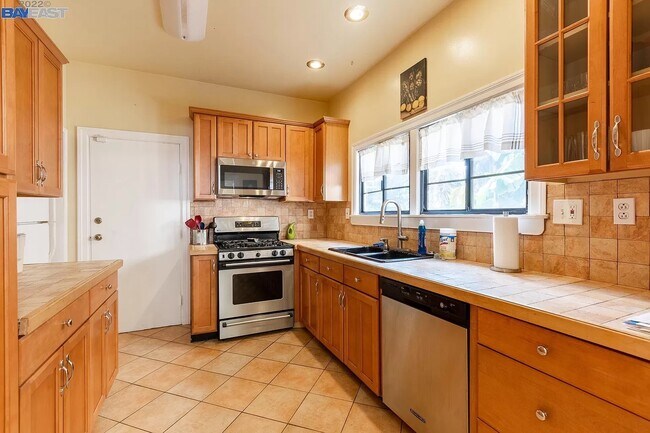 Building Photo - 541 33rd St