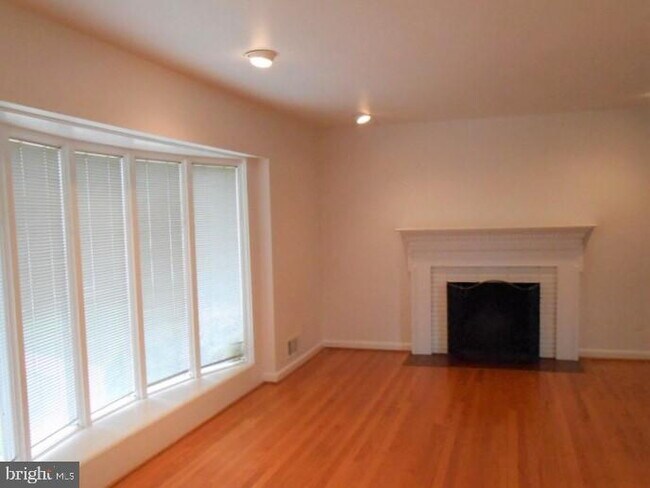 Building Photo - Impressive North Arlington Home with Abund...
