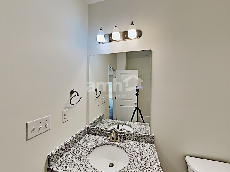 Building Photo - 6145 Rosemore Ln