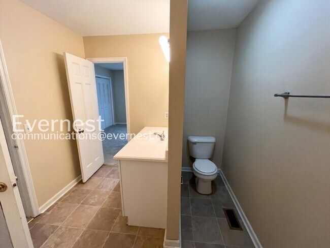 Building Photo - 2 Bed/1.5 Bath Townhome with Off-Street Parking / Pet-Friendly / Coming Soon!