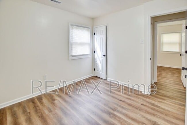 Building Photo - 1923 Bancroft Dr