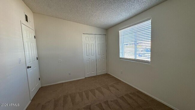 Building Photo - 3850 Blackbird Dr