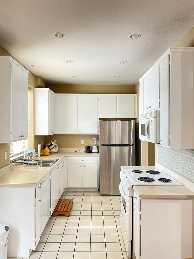 kitchen - 625 S Berendo St