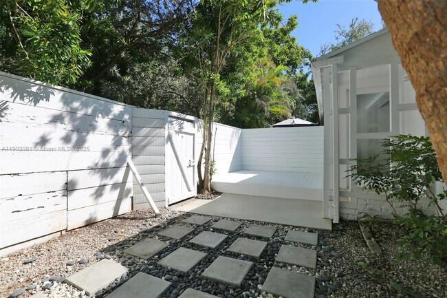 Building Photo - 3061 Oak Ave