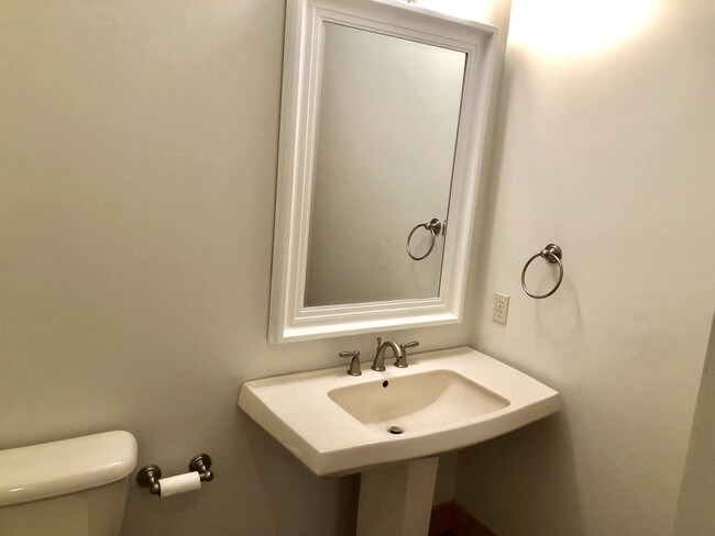 Building Photo - 905 Alley A