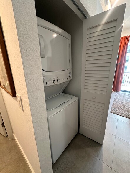 Building Photo - 1919 Washington St