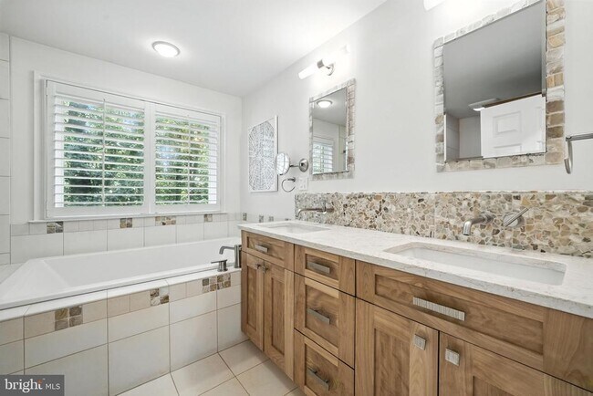 Building Photo - 10198 Cedar Pond Dr