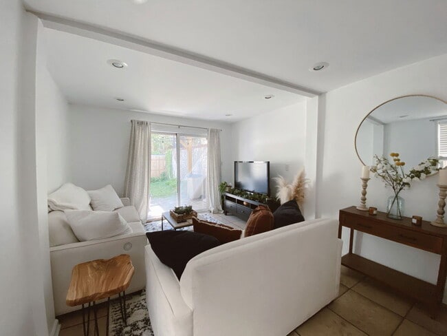 Building Photo - 1528 Bainbridge St