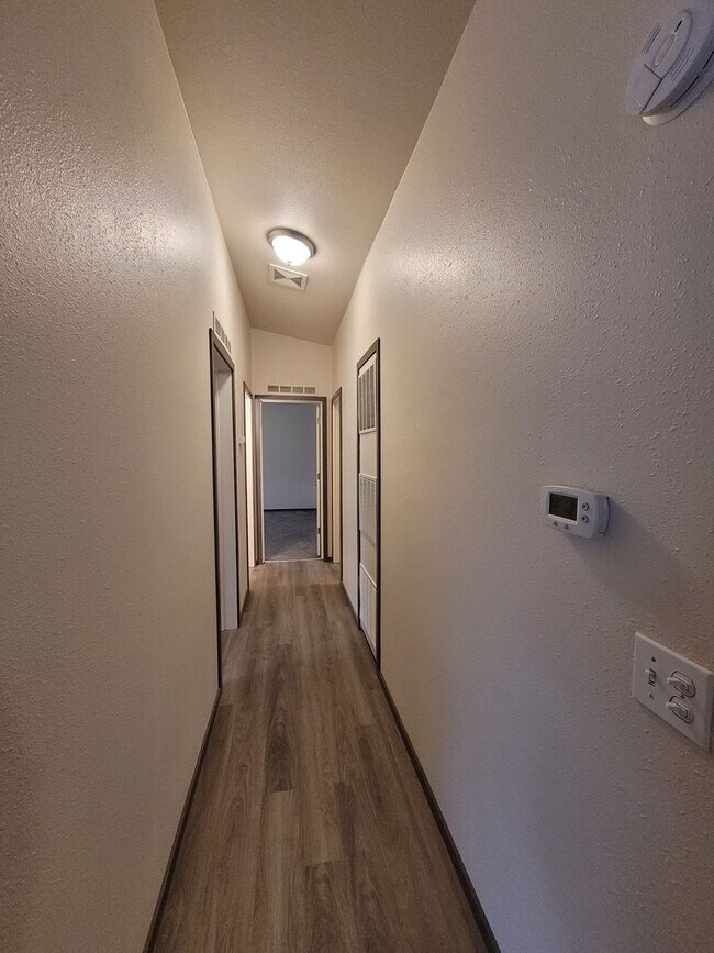 Building Photo - 3Bed : 2Bath Home with 2 Car Garage and Ac...