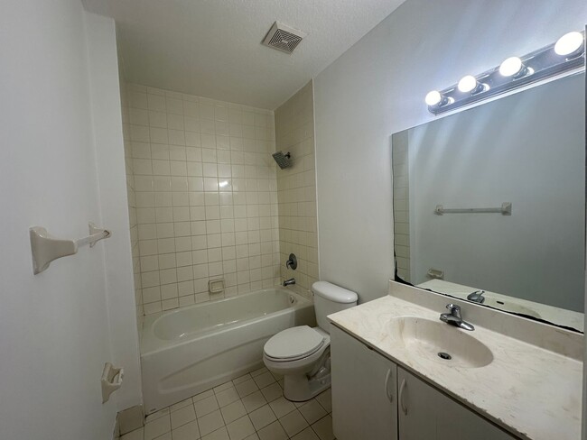 Building Photo - 3 Bedroom Townhome in West Palm Beach