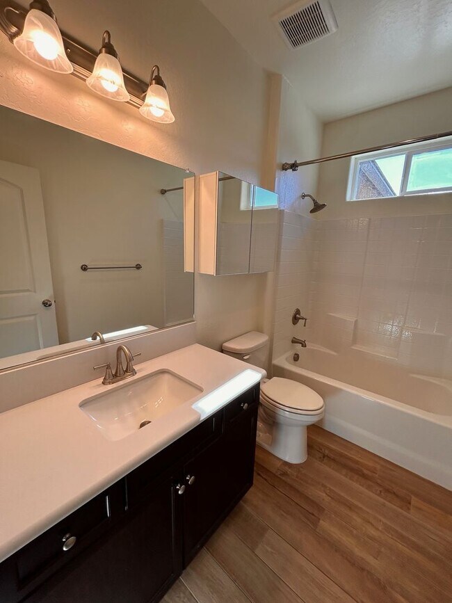 Building Photo - Beautiful home for rent in gated community in Visalia