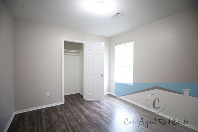 Building Photo - Move in special $900!! Spacious 4 bed, 2 bath home - Nettleton