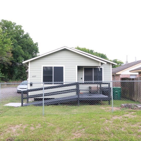 Front house 4527 - 4529 Maggie St