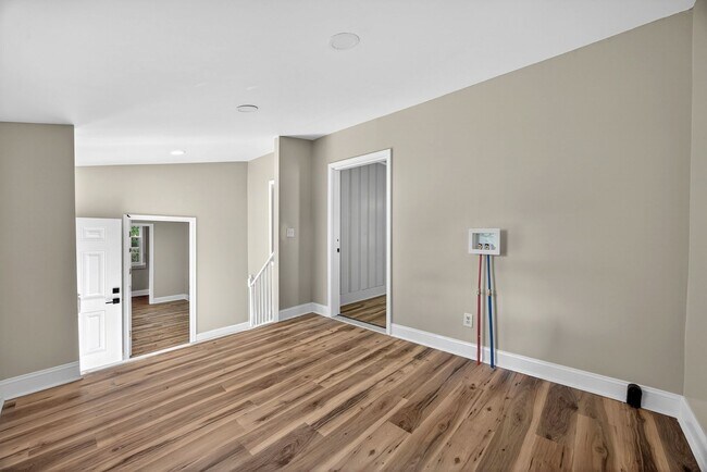 Building Photo - 2218 Holt Dr