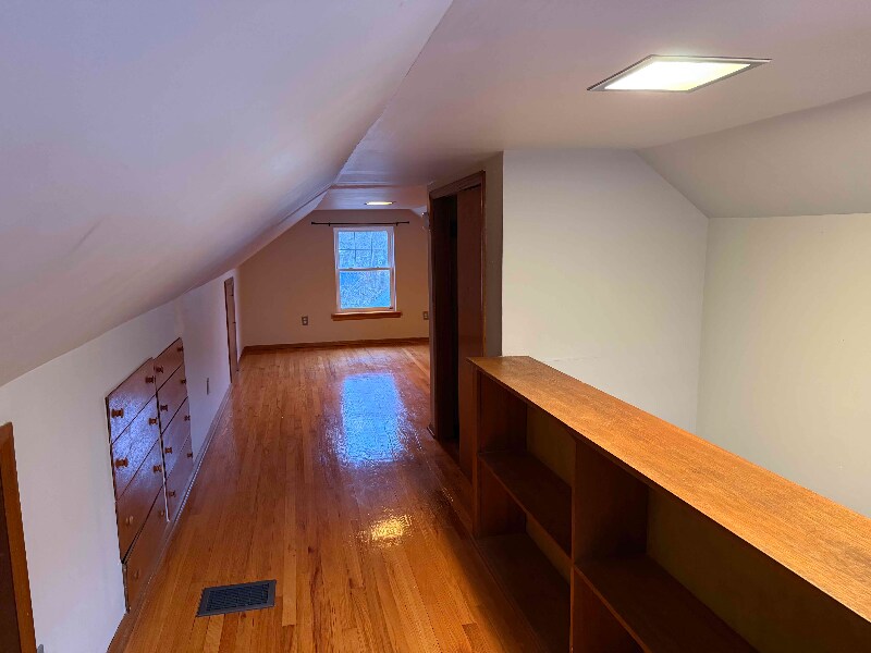 Building Photo - 320 Rosslyn Ave