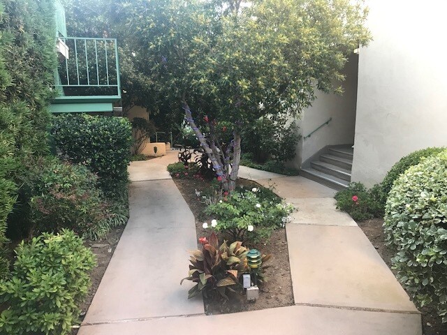 Building Photo - 17424 Burbank Blvd