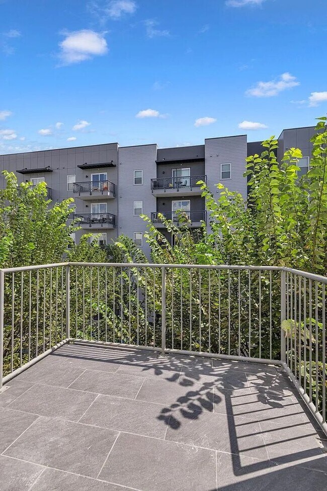 Building Photo - Great condo in East Nashville off Gallatin...
