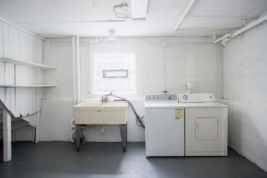 Building Photo - 2152 W Webster Ave