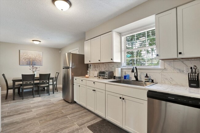 Building Photo - Furnished 4 Bedroom, 2 Bath Brick Home in Savannah