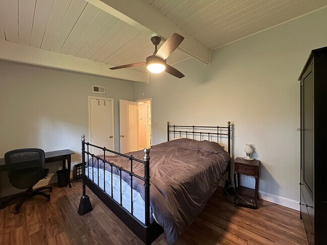 Building Photo - Relaxing Fully-Furnished 2 Bed 1 Bath Cond...