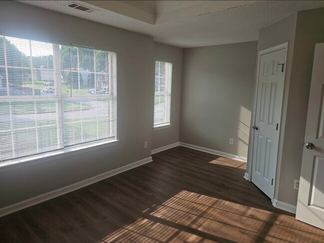 Building Photo - 670 Burtons Cove