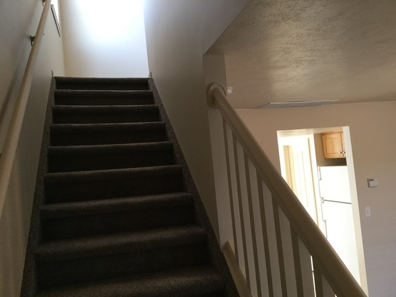 Building Photo - 479 Raven Way